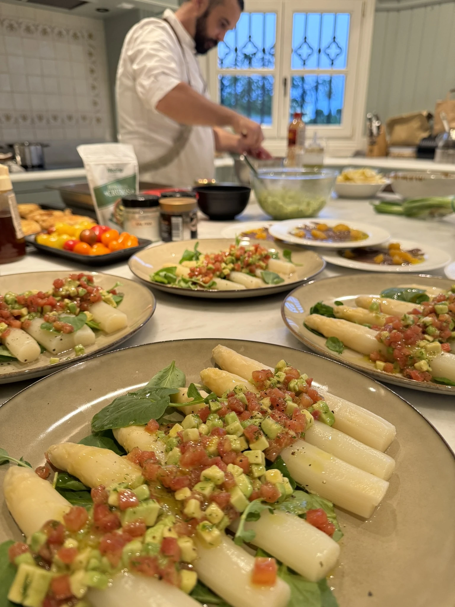 Mery terminando platos para una mesa privada