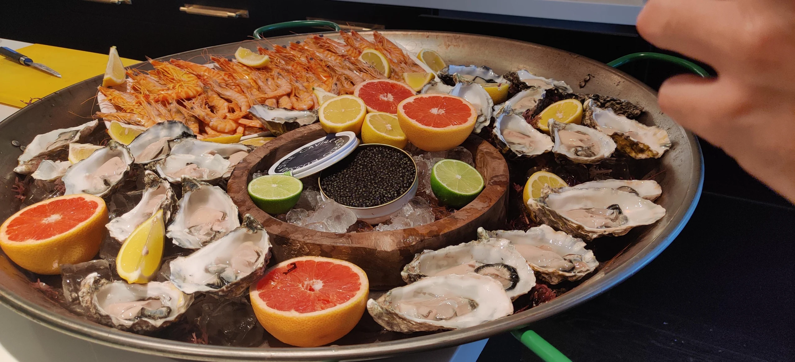 Selección generosa de marisco preparada para compartir