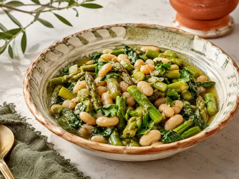 Ragú de alubias blancas, espárragos y espinacas